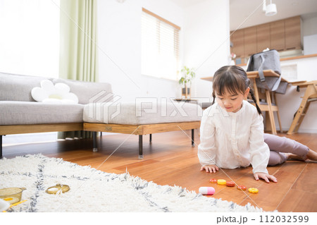 おままごとやごっご遊びをする子ども 自3歳~4歳のイメージ 広角のリビング おままごとやごっご遊びをする子ども 自3歳~4歳のイメージ 広角のリビング 112032599