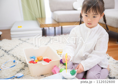 おままごとやごっご遊びをする子ども 自宅や幼稚園など3歳~4歳のイメージ おままごとやごっご遊びをする子ども 自宅や幼稚園など3歳~4歳のイメージ 112032600
