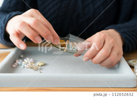 アクセサリーを袋詰めする女性の手 アクセサリーを袋詰めする女性の手 112032632
