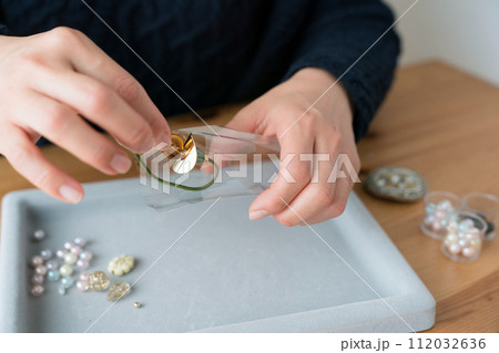 アクセサリーを袋詰めする女性の手 112032636