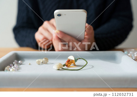 アクセサリーをスマホで撮影する女性 アクセサリーをスマホで撮影する女性 112032731