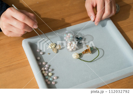 ビーズアクセサリーを作る女性の手 112032792