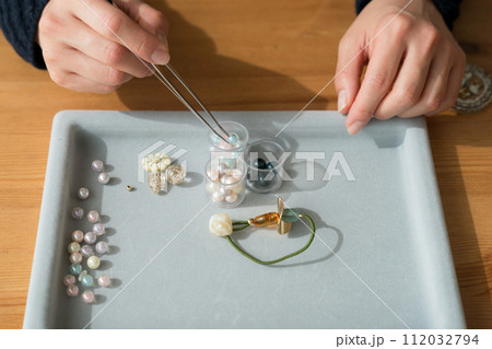ビーズアクセサリーを作る女性の手 ビーズアクセサリーを作る女性の手 112032794