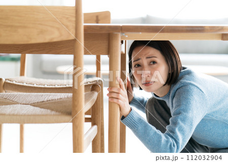 テーブルの下に隠れる女性 テーブルの下に隠れる女性 112032904