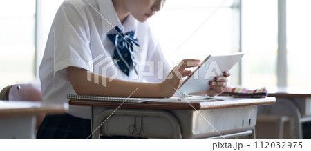 学校の教室で勉強をする高校生 学校の教室で勉強をする高校生 112032975
