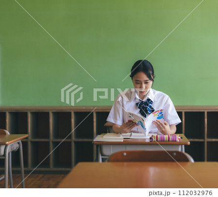 学校の教室で勉強をする高校生 112032976