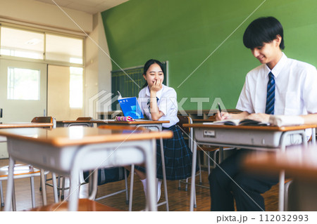 学校の教室で勉強をする高校生 学校の教室で勉強をする高校生 112032993