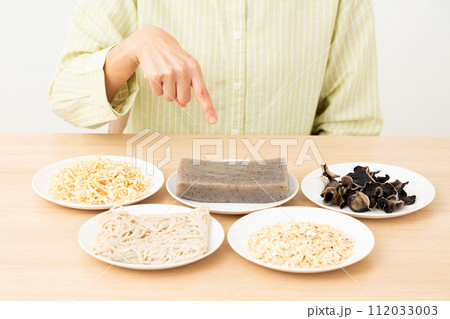 食物繊維を多く含む食品を選ぶミドル女性 食物繊維を多く含む食品を選ぶミドル女性 112033003