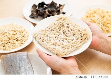 食物繊維を多く含む食品を選ぶミドル女性(そば) 食物繊維を多く含む食品を選ぶミドル女性(そば) 112033006
