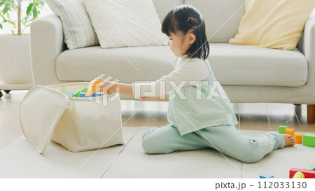 おもちゃを片付ける子供 おもちゃを片付ける子供 112033130