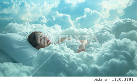 雲の上で眠る女性 112033191
