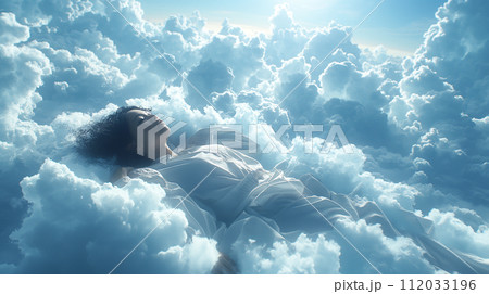 雲の上で眠る女性 112033196