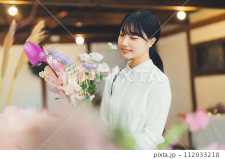 花屋にいる女性のお客さん 112033218