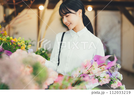 花屋にいる女性のお客さん 112033219