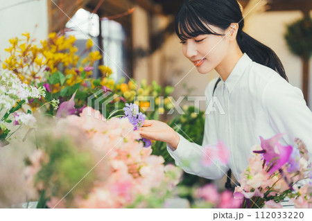 花屋にいる女性のお客さん 花屋にいる女性のお客さん 112033220