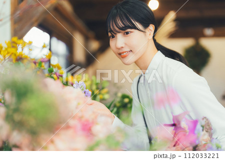 花屋にいる女性のお客さん 花屋にいる女性のお客さん 112033221