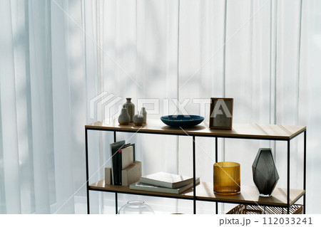 光が差し込む部屋とインテリア雑貨 112033241