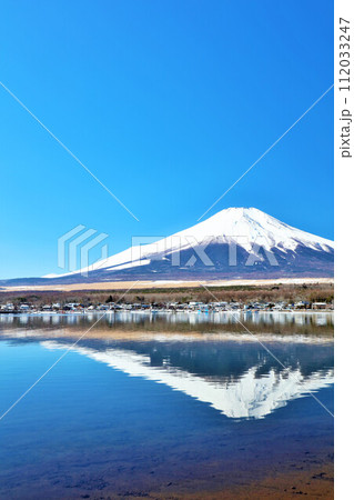 山梨県　青空の山中湖と富士山 112033247