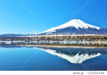 山梨県　青空の山中湖と富士山 112033248