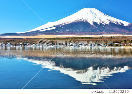 山梨県 青空の山中湖と富士山 山梨県 青空の山中湖と富士山 112033250