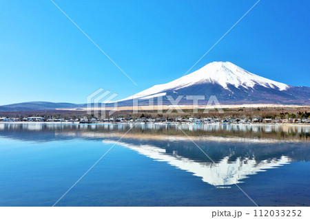 山梨県　青空の山中湖と富士山 112033252