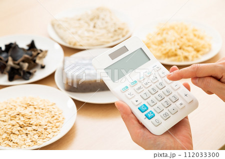 食物繊維を多く含む食品とミドル女性 食物繊維を多く含む食品とミドル女性 112033300