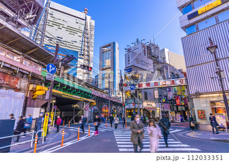 日本の東京都市景観 脱コロナ・2週連続急減。新橋駅(烏森口）前の新橋西口通りなどを望む＝2月27日 112033351