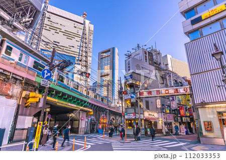 日本の東京都市景観 脱コロナ・2週連続急減。新橋駅(烏森口）前の新橋西口通りなどを望む＝2月27日 112033353