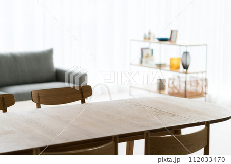 光が差し込む部屋とインテリア雑貨 112033470