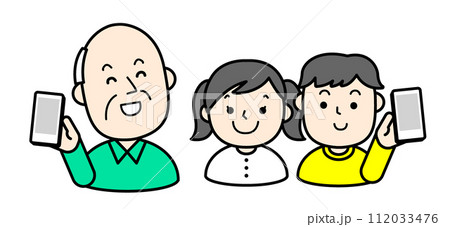 孫とスマホでコミュニケーションをとるシニア 112033476
