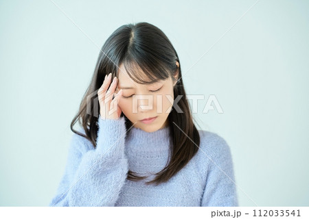 頭痛に悩む若い女性 112033541