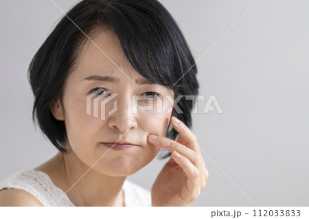 ほうれい線を気にする50代前半の女性　肌トラブル　ビューティーイメージ　ポートレート 112033833