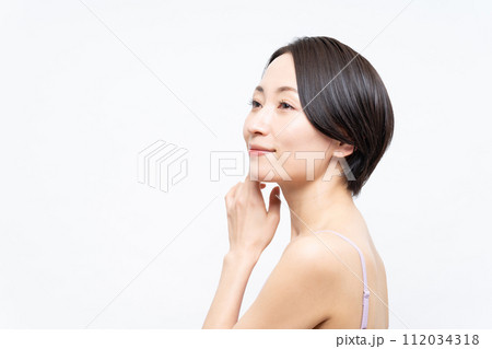 スキンケアをするミドル女性　 112034318