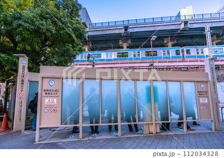 日本の東京都市景観　脱コロナ…新橋駅前の加熱式たばこ専用エリア＝2月27日 112034328