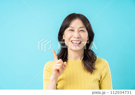 笑顔のミドル女性　きれいなミドル女性　奥様 112034731