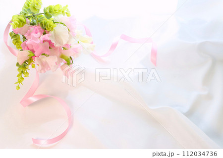 春の花ピンクのスイトピーの花束 112034736