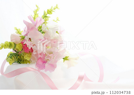春の花ピンクのスイトピーの花束　白い布背景 112034738