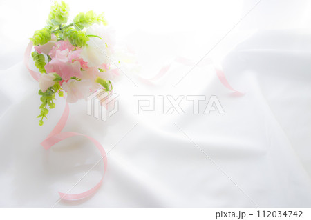 春の花ピンクのスイトピーの花束 カールするリボンと白い布の背景 春の花ピンクのスイトピーの花束 カールするリボンと白い布の背景 112034742