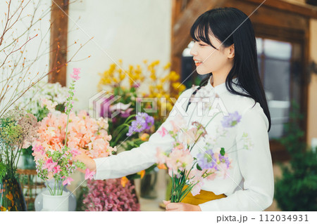花屋にいる女性のお客さん 花屋にいる女性のお客さん 112034931
