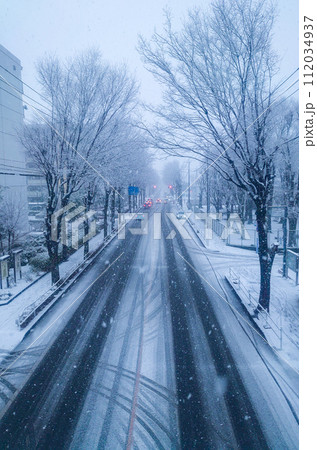 初雪の道路 112034937