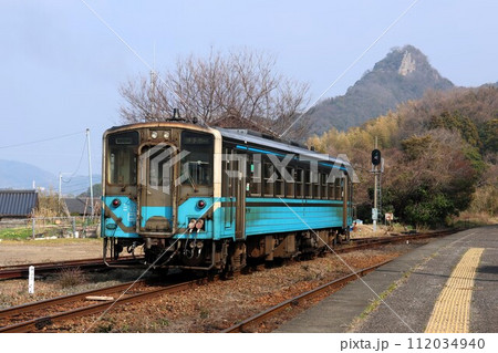 【JR四国】キハ54形と本尊山（予讃線：伊予上灘駅） 112034940