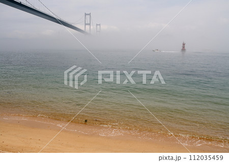 海霧にけむる来島海峡大橋 112035459