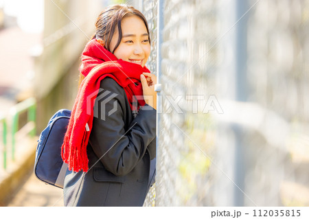 外で彼氏を待つ女子高生 112035815