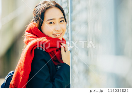 外で彼氏を待つ女子高生 112035823