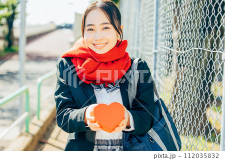 ハートを持つ女性 ハートを持つ女性 112035832