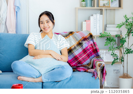 リビングでくつろぐ若い女性 112035865