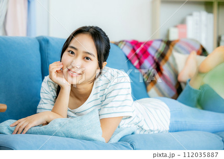 リビングでくつろぐ若い女性 112035887