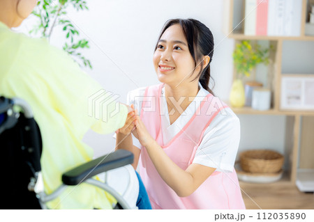 若い介護士 112035890