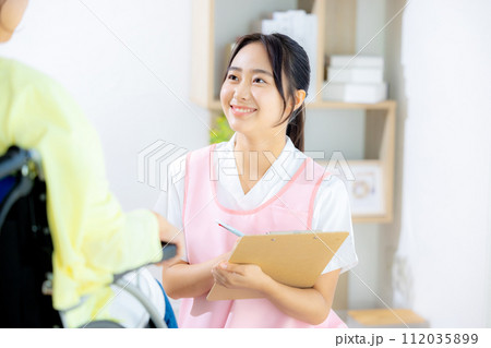 若い介護士 112035899