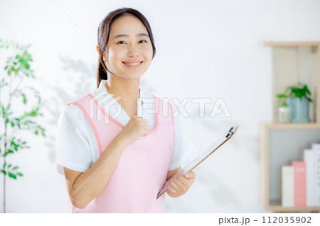 若い女性の介護士 112035902